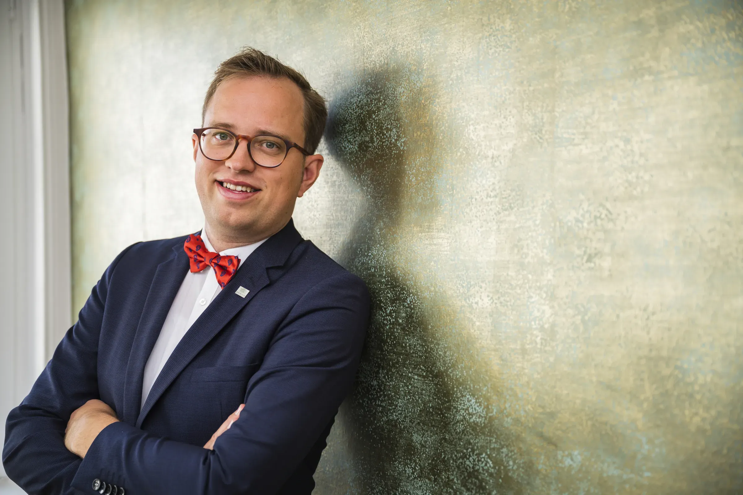 people-junicke-anlehnen