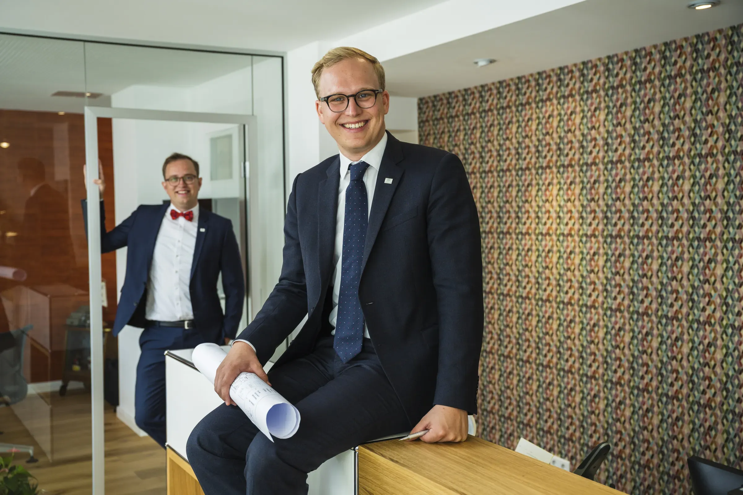 people-junicke-sitzend