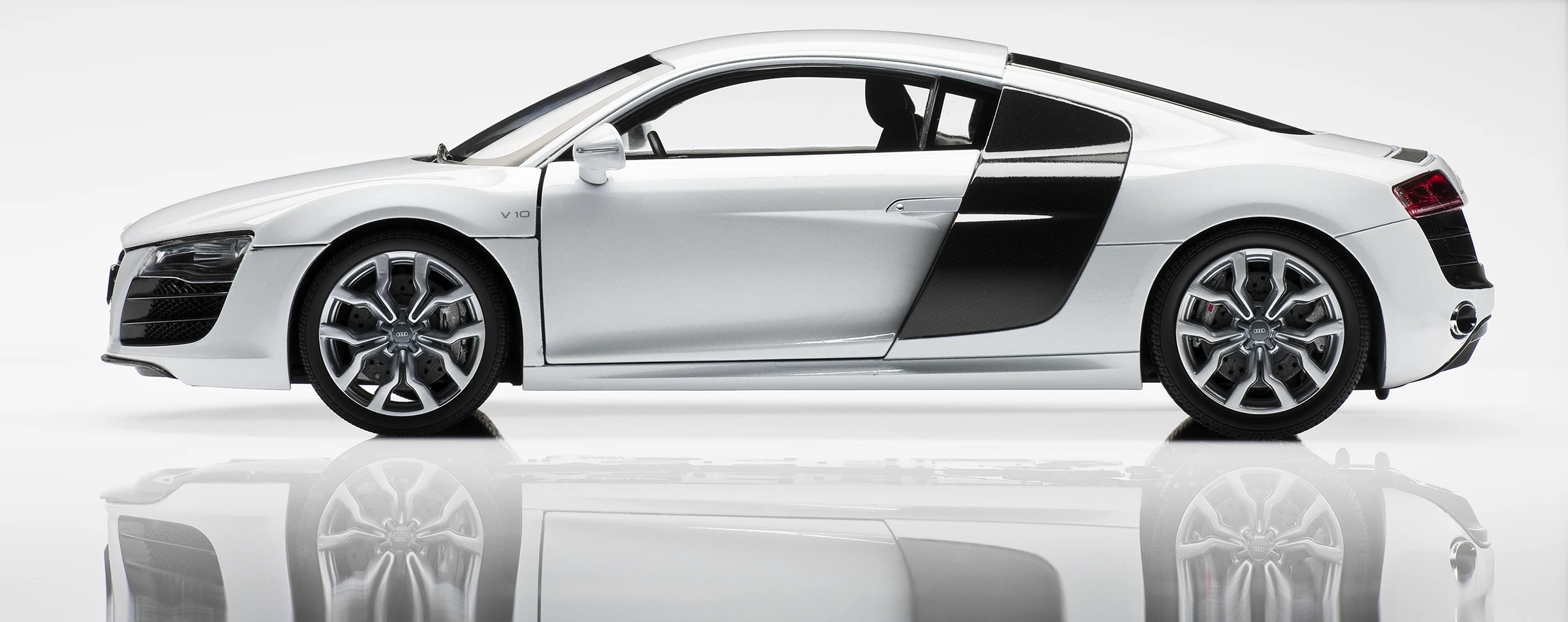 produkt-R8-V10-18-grau-seite Audi